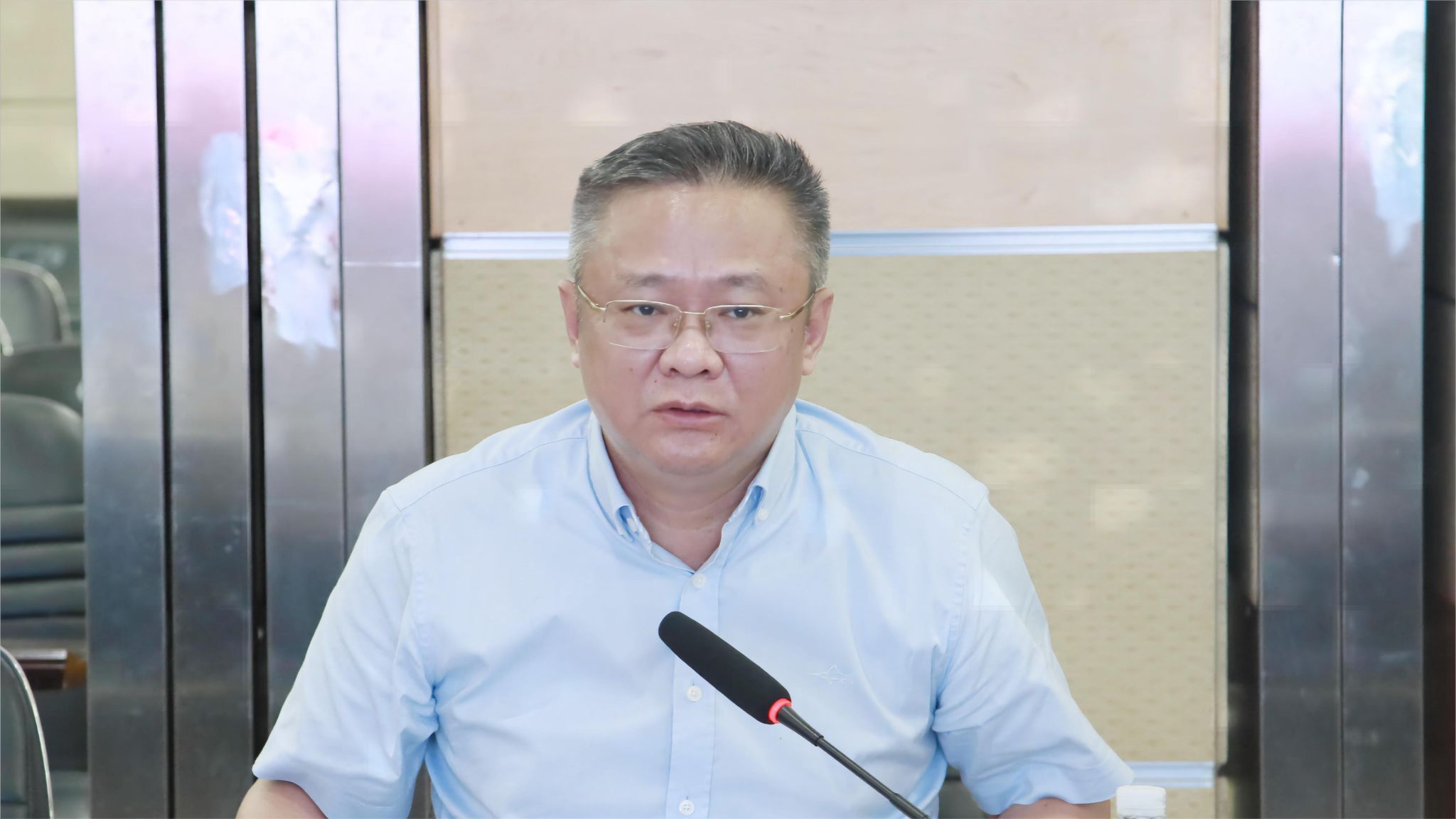 杨俊在第一、第二附属医院调研时强调：要立足自贸港建设精心设计谋划未来发展
